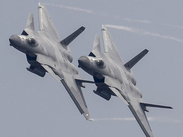 軍事震撼，20架轟炸機傾瀉240枚導(dǎo)彈的力量展示，軍事震撼，20架轟炸機傾瀉導(dǎo)彈力量展示日