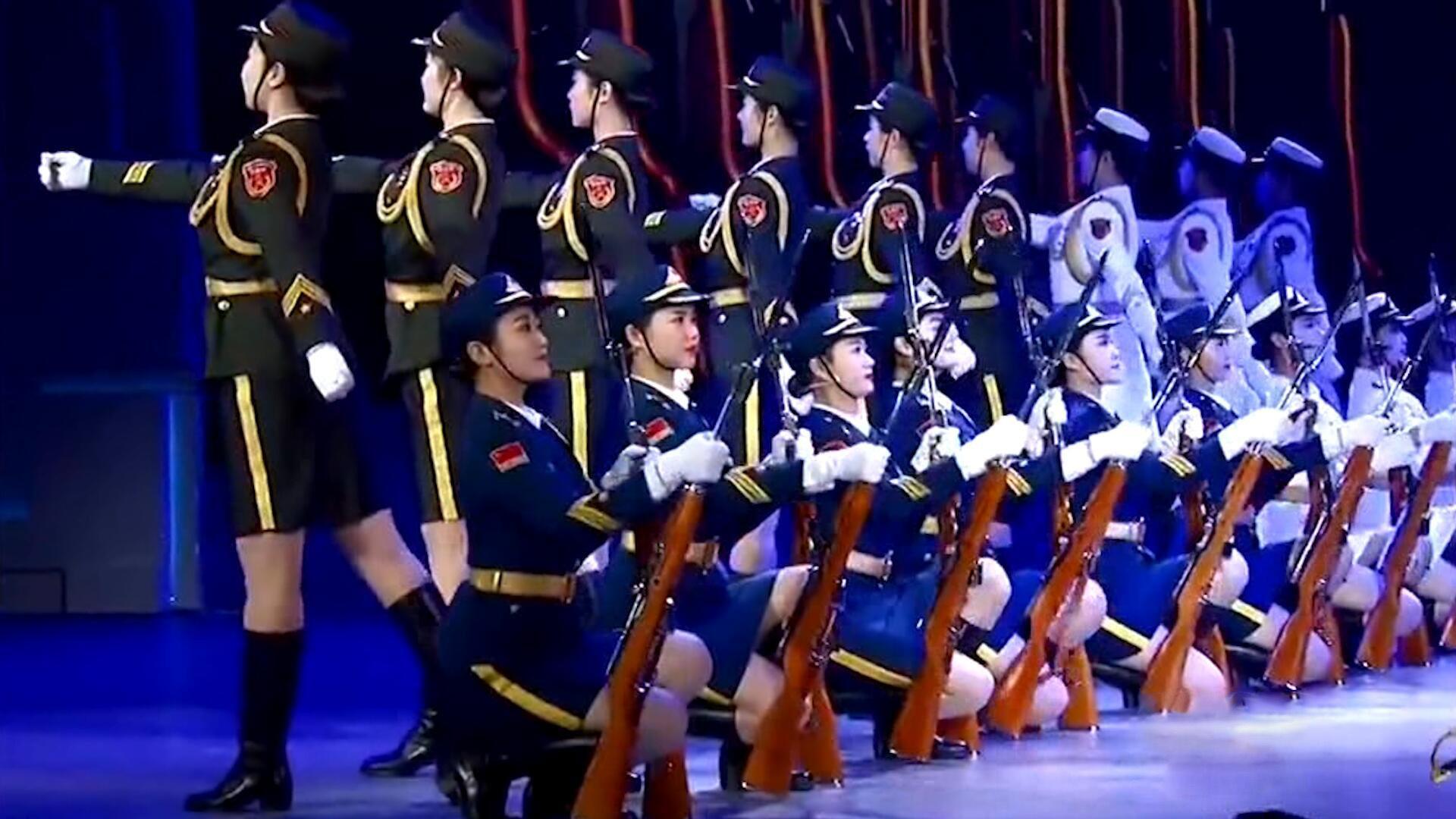 三軍女兵隊(duì)跳舞，展現(xiàn)力量與柔美的完美結(jié)合，三軍女兵隊(duì)舞蹈，力量與柔美的完美交融