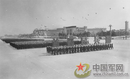 重溫歷史瞬間，探索1959年國慶閱兵視頻，重溫歷史瞬間，探索經(jīng)典，回顧1959年國慶閱兵盛況