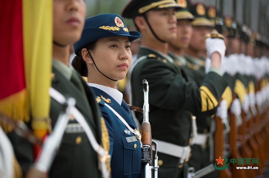 三軍儀仗隊(duì)女兵中隊(duì)，展現(xiàn)新時代巾幗英雄風(fēng)采，三軍儀仗隊(duì)女兵中隊(duì)，新時代巾幗英雄的風(fēng)采展現(xiàn)
