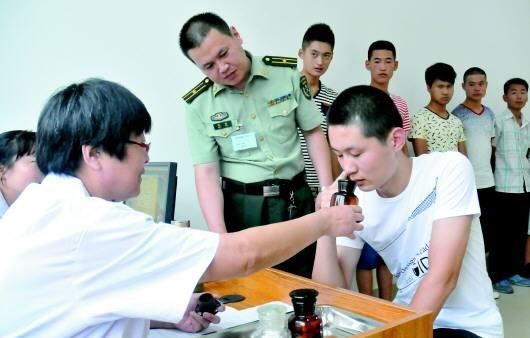 男兵體檢的尷尬圖，理解與尊重的重要性，男兵體檢中的尊重與理解的必要性，尷尬瞬間的思考