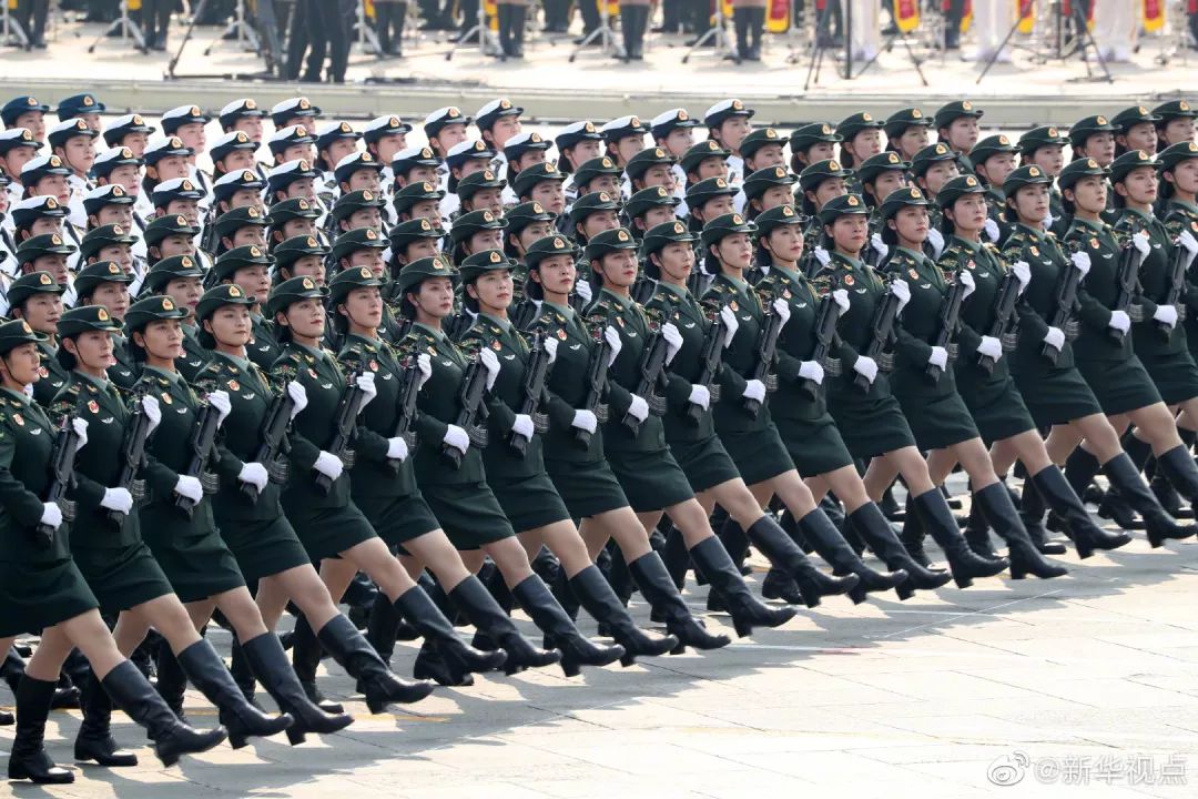 國慶閱兵女兵方隊(duì)視頻，展現(xiàn)新時(shí)代巾幗英雄風(fēng)采，國慶閱兵女兵方隊(duì)視頻，展現(xiàn)新時(shí)代巾幗英雄風(fēng)采閃耀閱兵場(chǎng)