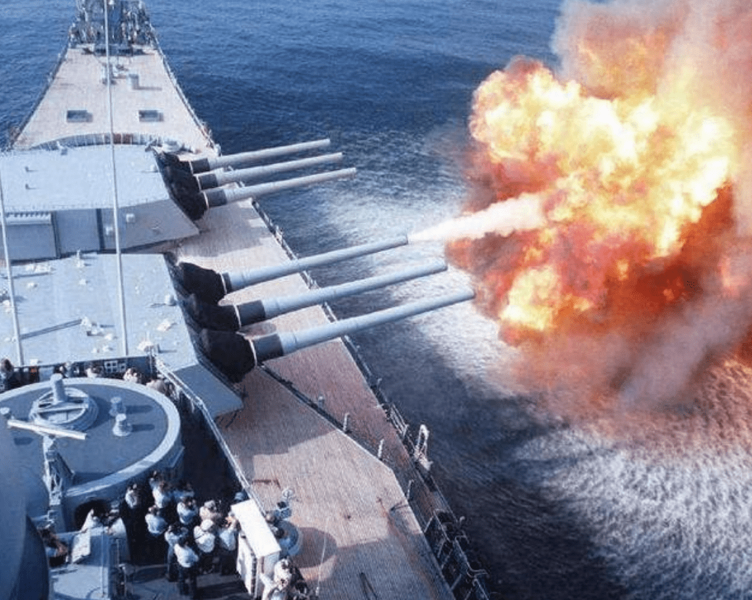 為什么岸炮打不過艦炮，深度解析背后的原因，岸炮與艦炮的較量，解析背后的原因與差異