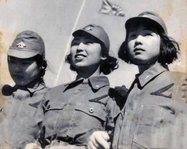 中國女兵敬禮圖片，展現(xiàn)力量與榮耀的象征，中國女兵敬禮，力量與榮耀的展現(xiàn)
