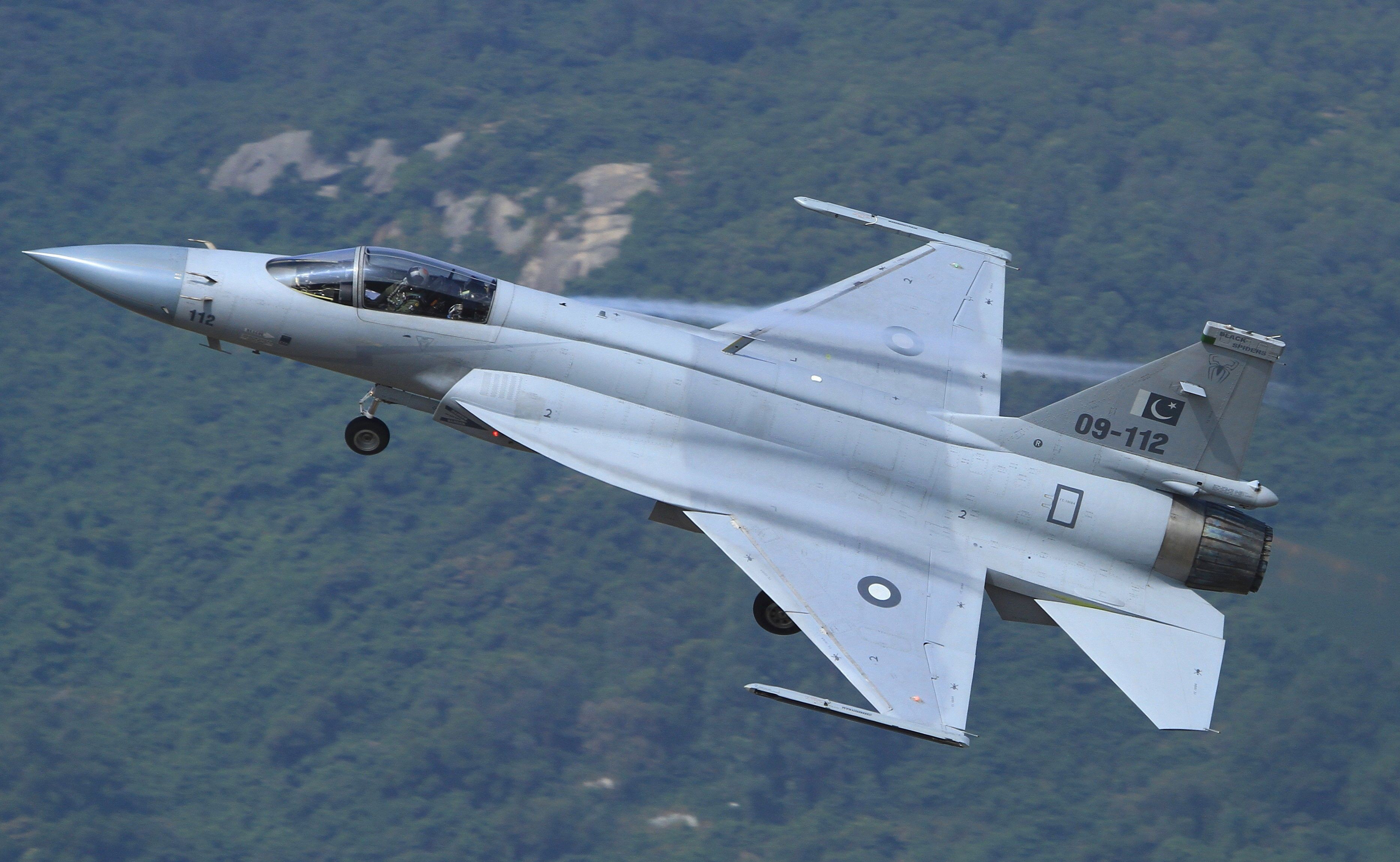梟龍戰(zhàn)斗機圖片，展現中國空軍力量的驕傲，梟龍戰(zhàn)斗機風采，中國空軍力量的驕傲圖片展示