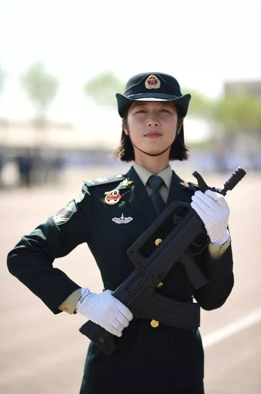 國(guó)慶閱兵最美女兵，榮光背后的堅(jiān)韌與毅力