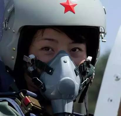 揭秘殲-10女飛行員犧牲真相，英雄背后的故事令人動容，揭秘殲-10女飛行員犧牲真相，英雄背后的感人故事