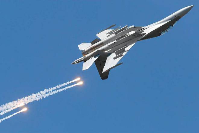 殲-16與F-16，空中對決的能力對比，殲-16與F-16空中對決能力對比解析