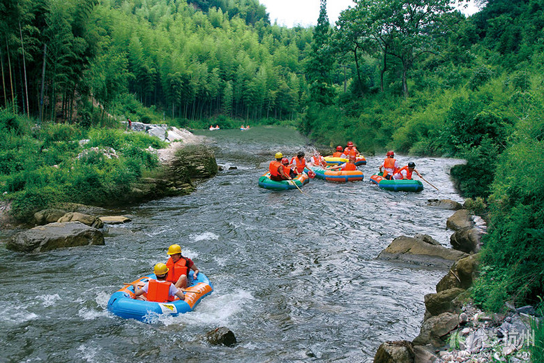 探索附近漂流旅游景點，盡享水上激情之旅，探索周邊漂流勝地，暢享水上激情之旅