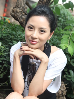 辛?xí)早鱾€(gè)人資料簡(jiǎn)介年齡，探索音樂(lè)才女背后的故事，辛?xí)早鳎魳?lè)才女背后的故事與年齡揭秘