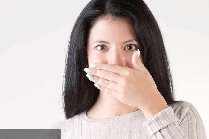 女人長(zhǎng)期口臭的原因及其解決方法，女人長(zhǎng)期口臭成因與解決方案